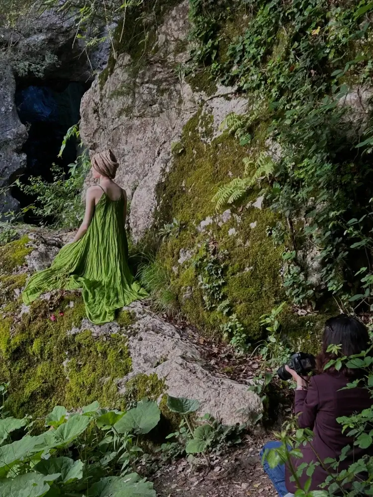 Valeria Pierini, artista fotografa lavora su “Il Sacro e le Acque” durante la residenza d’artista proposta da ANA SCHOOL OF CREATIVITY a L’OFFICINA